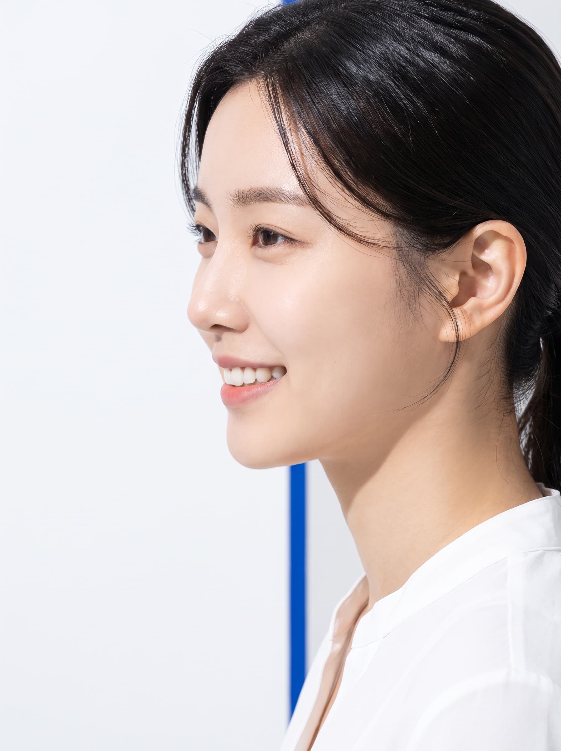 자연스러운 옆모습 미소 — 티 나지 않는 투명교정