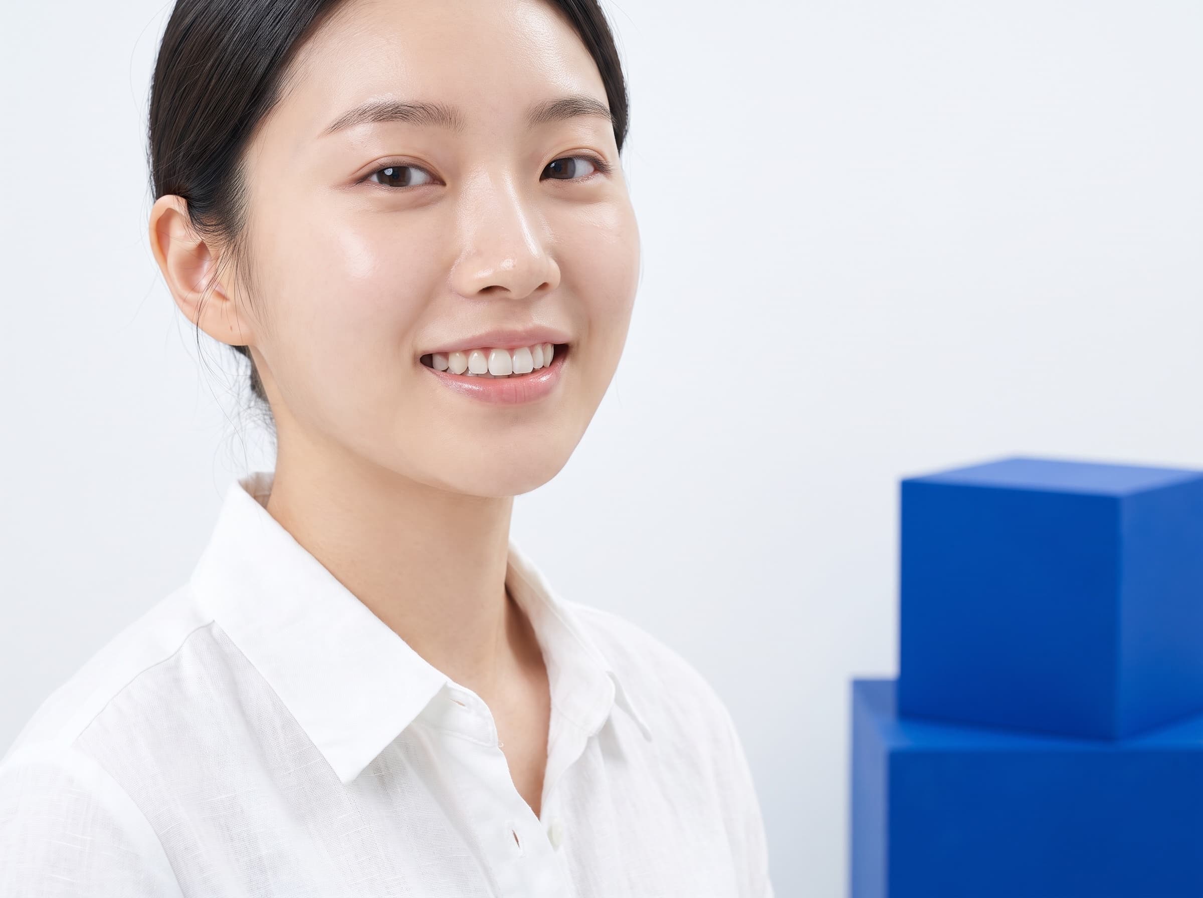 자연스러운 미소의 여성 — 라미네이트·미백이 지향하는 심미